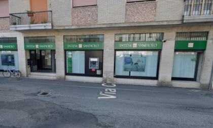 Assalto nella notte, fanno esplodere il bancomat in piazza Silvabella e poi si danno alla fuga