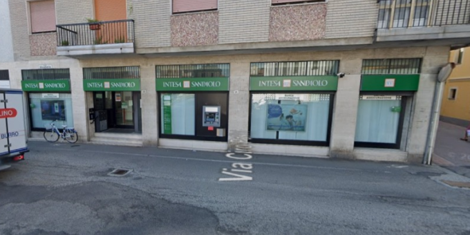 Assalto nella notte, fanno esplodere il bancomat in piazza Silvabella e poi si danno alla fuga