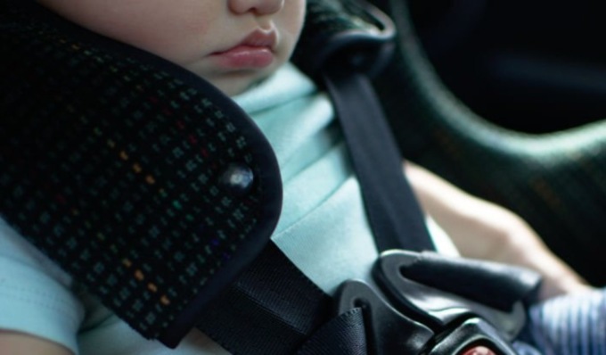 Mamma 29enne denunciata per aver lasciato il figlio di pochi mesi chiuso in auto
