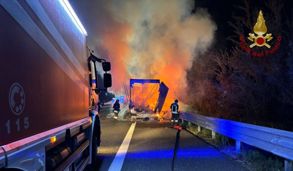 Rimorchio in fiamme sulla A21, autostrada chiusa e mezzo completamente ...