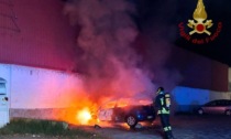 Auto a fuoco nel parcheggio, Vigili del fuoco al lavoro nella notte