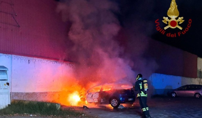 Auto a fuoco nel parcheggio, Vigili del fuoco al lavoro nella notte