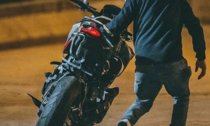 Ruba una moto in un negozio, bloccato mentre la spinge per le vie di Mortara