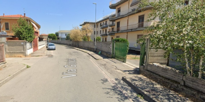 Palazzina in fiamme, 4 squadre dei Vigili del Fuoco per spegnere l’incendio