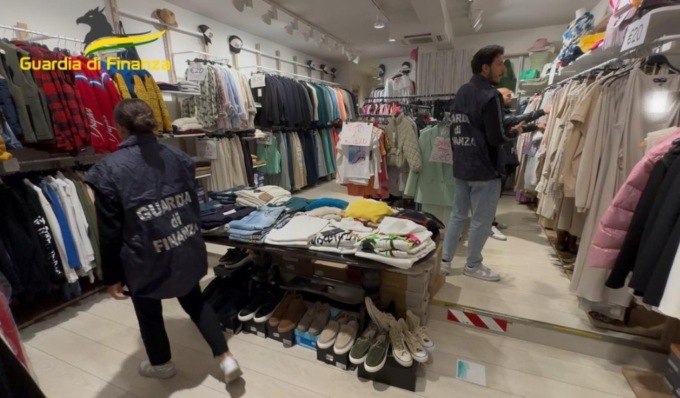 Sequestrati oltre 15.000 capi d’abbigliamento, rubati da “Zara” e rivenduti in un negozio di Vigevano