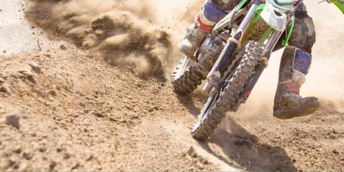 Si fermano a cenare dopo una giornata in pista, rubati furgone e motocross da 20 mila euro