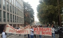 In piazza a Pavia la protesta degli infermieri: "Prendiamo meno di un commesso!"