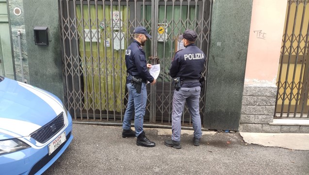 Picchiato con le catene e minacciato al bar, gli agenti chiudono un locale a Voghera