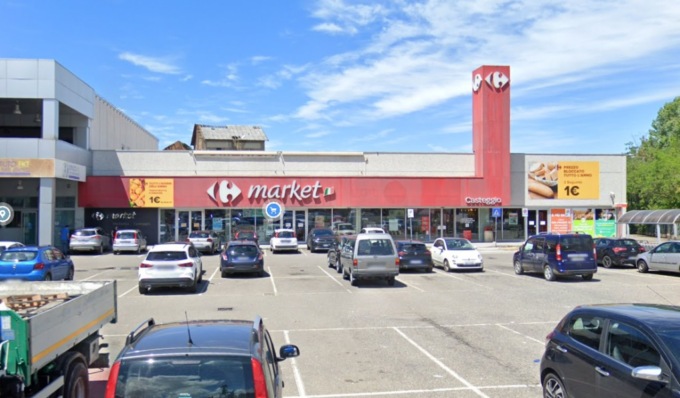 Furto al Carrefour, sfondano l’entrata con un furgone-ariete e fuggono con la cassaforte