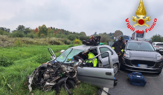 Scontro tra due auto e un mezzo pesante: quattro feriti, uno incastrato nell’abitacolo