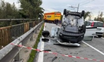 Scontro sul Ponte del Ticino tra tir, furgoncino e auto: tre feriti, circolazione stradale e ferroviaria bloccata per ore