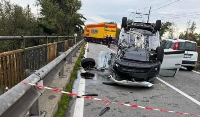 Scontro sul Ponte del Ticino tra tir, furgoncino e auto: tre feriti, circolazione stradale e ferroviaria bloccata per ore