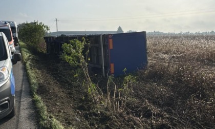 Mezzo pesante esce di strada e si ribalta in un campo, autista 39enne in ospedale