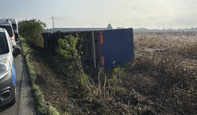 Mezzo pesante esce di strada e si ribalta in un campo, autista 39enne in ospedale