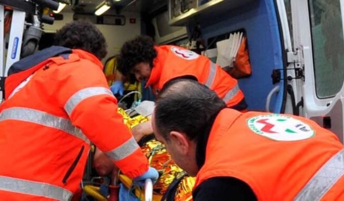 Perde il controllo dell’auto e finisce in un canale irriguo: ragazza 22enne in ospedale