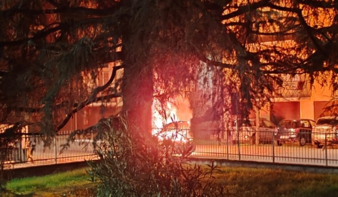 Auto prende fuoco, salva la conducente 78enne