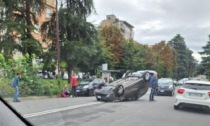 Schianto in viale della Libertà, auto si ribalta: ferite due donne di 41 e 42 anni