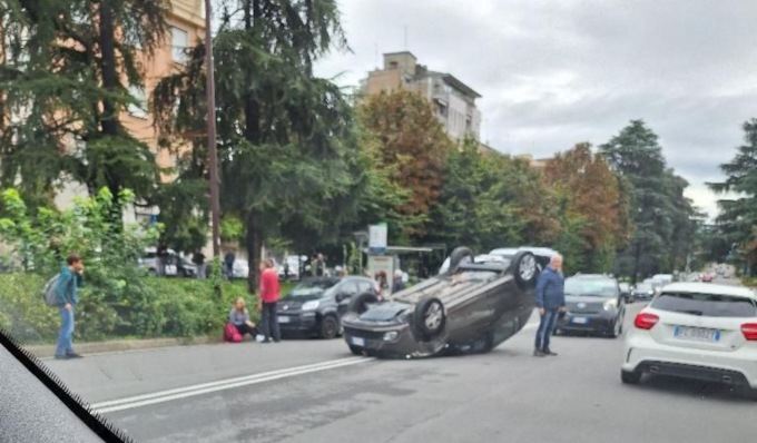 Schianto in viale della Libertà, auto si ribalta: ferite due donne di 41 e 42 anni