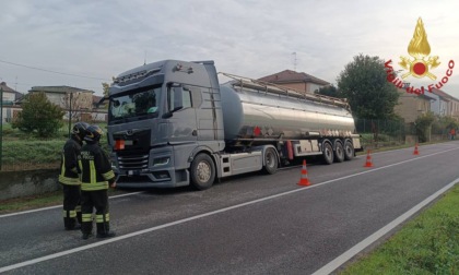 Perde il controllo del mezzo e finisce fuori strada, stava trasportando dell'etanolo