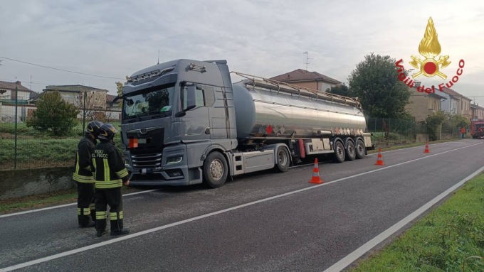 Perde il controllo del mezzo e finisce fuori strada, stava trasportando dell’etanolo