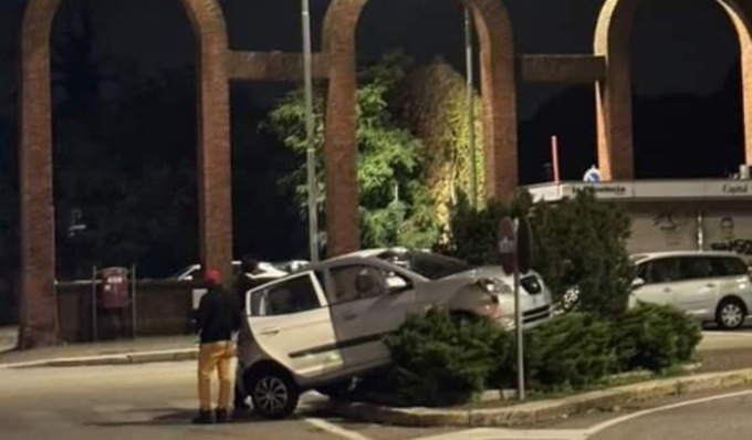 Auto investe una donna poi finisce la sua corsa sull’aiuola spartitraffico