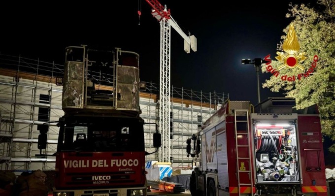 Pavia, operaio si arrampica su una gru per protesta