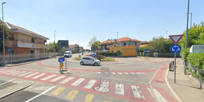 Perde il controllo del veicolo e finisce fuori strada, 28enne trasportata in ospedale