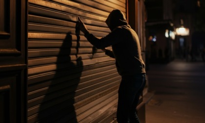 Entra in un bar e ruba il denaro dalla cassa, poi tenta il secondo furto ma viene beccato