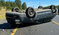 Fuoristrada parcheggiato si mette in moto e si schianta contro auto di passaggio: quattro feriti