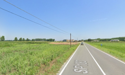 Perde il controllo del veicolo e finisce fuori strada, 76enne trasportato in ambulanza