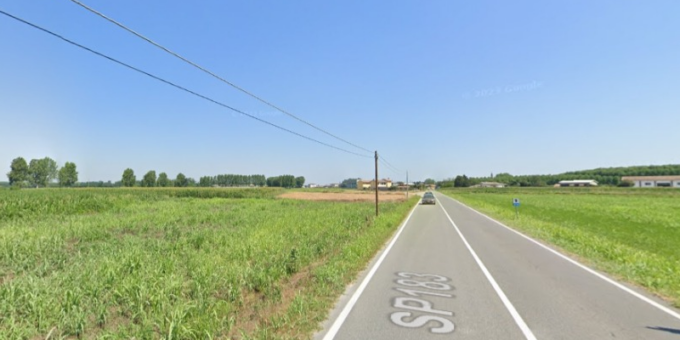 Perde il controllo del veicolo e finisce fuori strada, 76enne trasportato in ambulanza