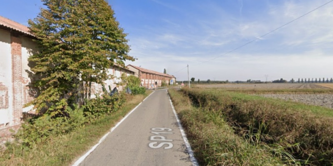 Perde il controllo del veicolo e finisce nel canale, conducente 24enne trasportato al San Matteo
