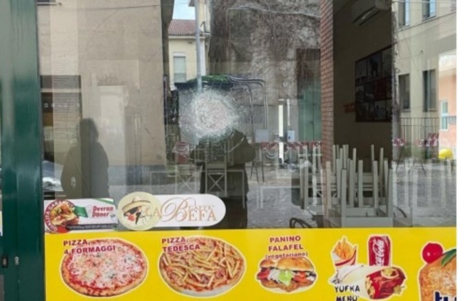 Spari contro le vetrine e minacce rivolte ad un imprenditore: scattano gli arresti