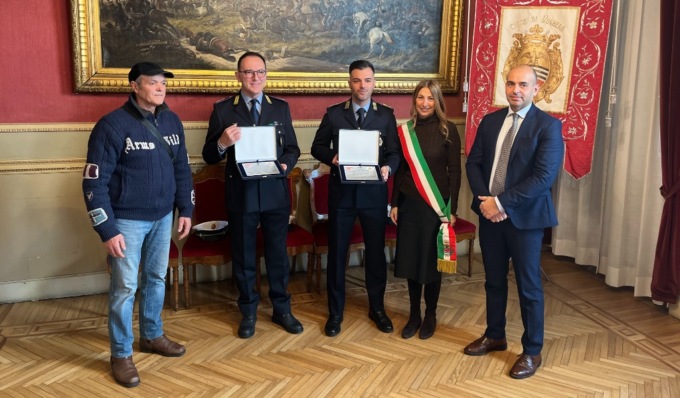 Colpito da arresto cardiaco viene salvato con il defibrillatore da due agenti della Locale di Voghera