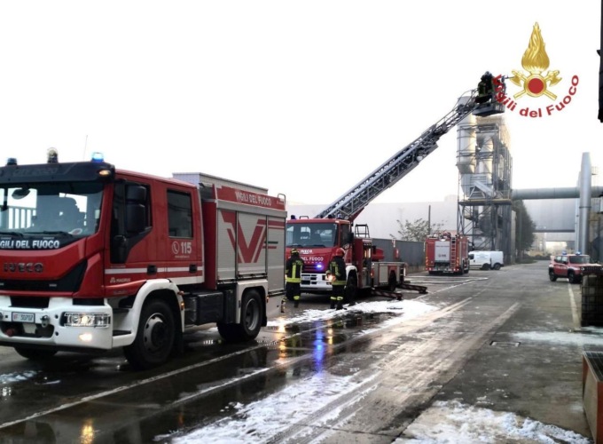 Divampa l’incendio in un’azienda di Mortara: intervenute diverse squadre dei Vigili del Fuoco