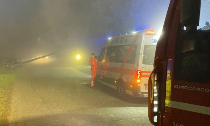 Perde il controllo e si schianta contro un palo: 50enne trasportato in ospedale