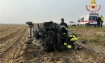 Perde il controllo del veicolo e finisce fuori strada: 26enne trasportata in ospedale