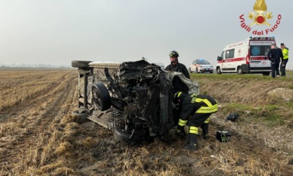 Perde il controllo del veicolo e finisce fuori strada: 26enne trasportata in ospedale