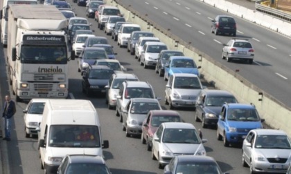 Schianto in autostrada tra più veicoli, morto 62enne in A21