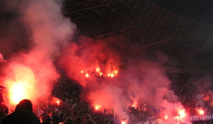 Accendono fumogeni durante la partita Vogherese-Vado, Daspo per due giovani tifosi