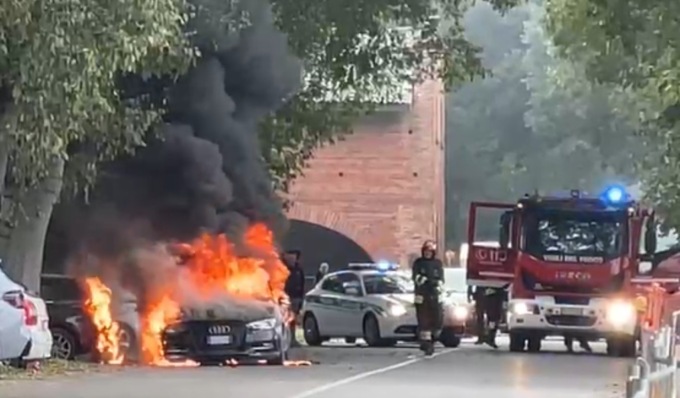 Auto a fuoco, Vigili del Fuoco in azione sul Lungo Ticino Sforza