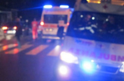 Perde il controllo dello scooter e finisce contro uno spartitraffico, gravissimo 59enne
