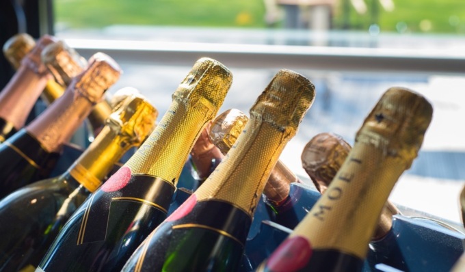 Furto al ristorante, ladri fuggono con 50 bottiglie di champagne