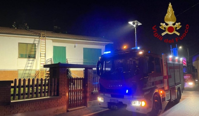Incendio canna fumaria, intervento dei Vigili del Fuoco a Dorno