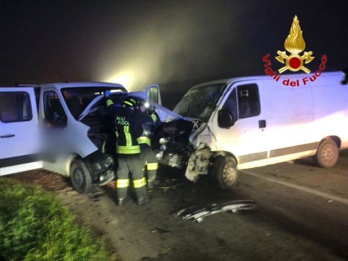 Schianto frontale tra due furgoni nella notte, un 41enne e un 43enne in ospedale