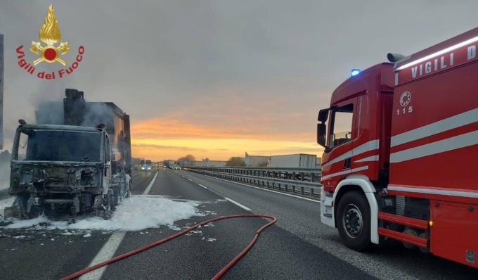 Incendio mezzo pesante in A21, Vigili del Fuoco al lavoro e traffico in tilt