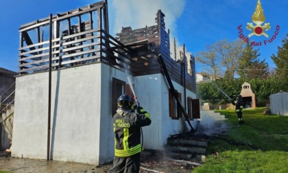 Incendio in abitazione a Romagnese, diverse ore di lavoro per domare le fiamme