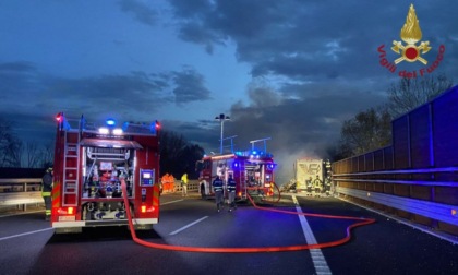 Autocarro che trasporta carta prende fuoco sulla A7, traffico in tilt