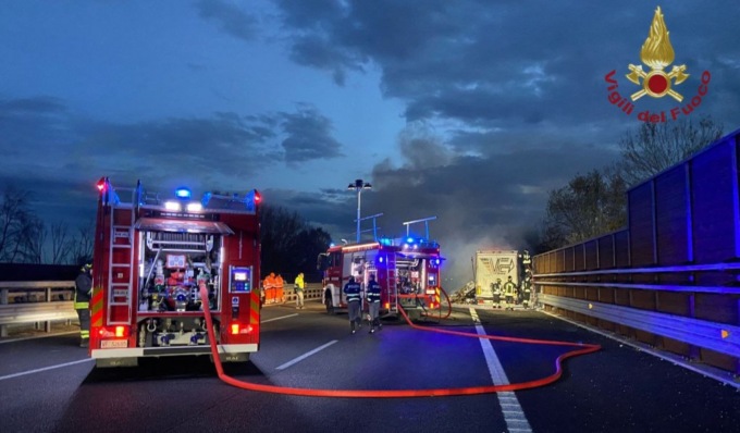 Autocarro che trasporta carta prende fuoco sulla A7, traffico in tilt