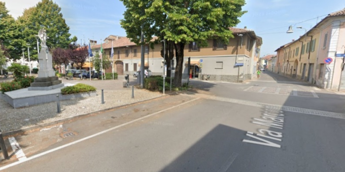 Scontro tra due auto in piazza Dante Alighieri, 25enne ferito trasportato in ospedale